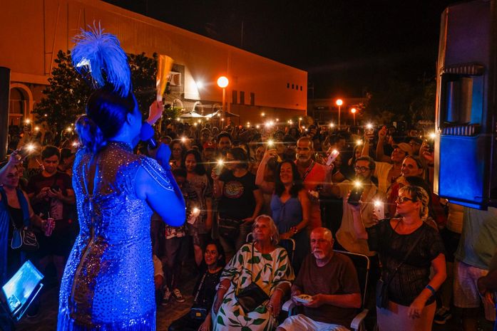 É muita cena: Ivana Iza celebra 30 anos de carreira com festa aberta ao público em frente ao Theatro Homerinho