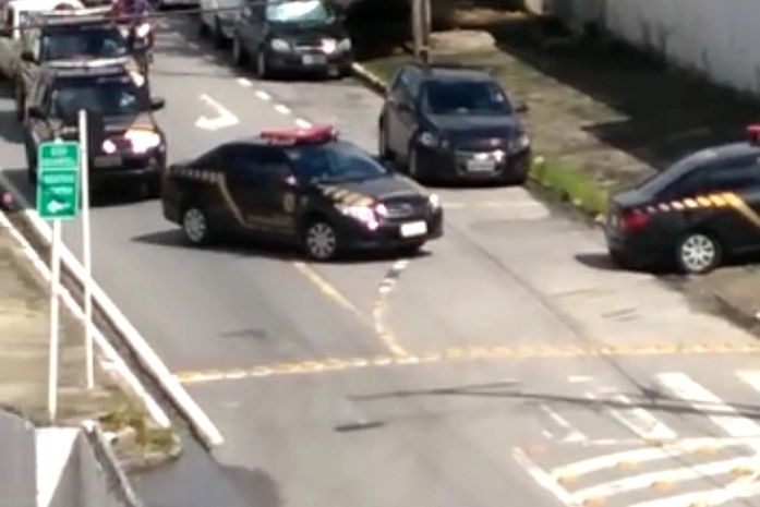 As viaturas da PF chamaram a atenção da população, mas foi um gesto totalmente atípico de seu dia-a-dia. Foi apenas uma ação de solidariedade