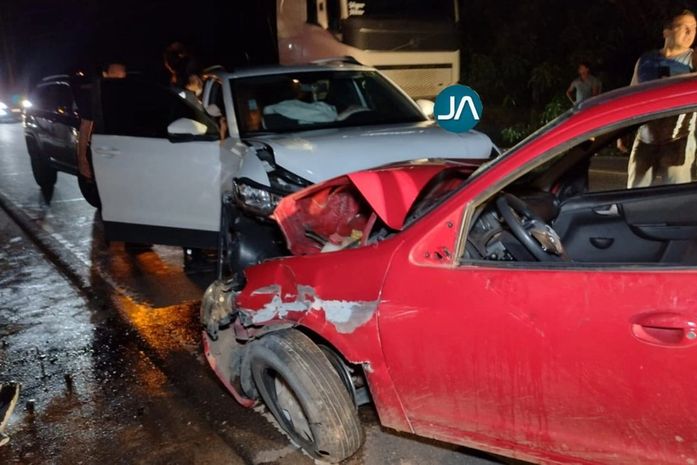 Carros colidem durante ultrapassagem e quatro pessoas ficam feridas em Arapiraca