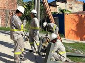 Prefeitura implanta rede de iluminação em escadaria de acesso à Grota Geraldo Bulhões