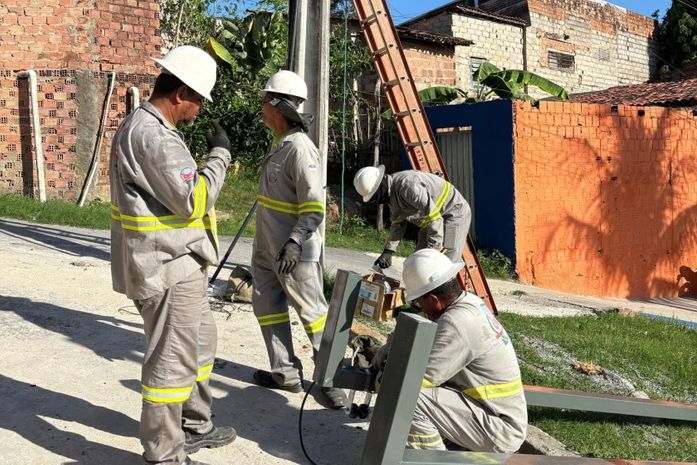 Prefeitura implanta rede de iluminação em escadaria de acesso à Grota Geraldo Bulhões