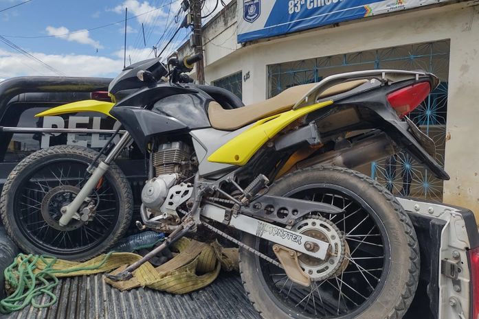 Dois suspeitos de latrocínio em PE são presos alterando moto utilizada no crime, na Zona da Mata de AL