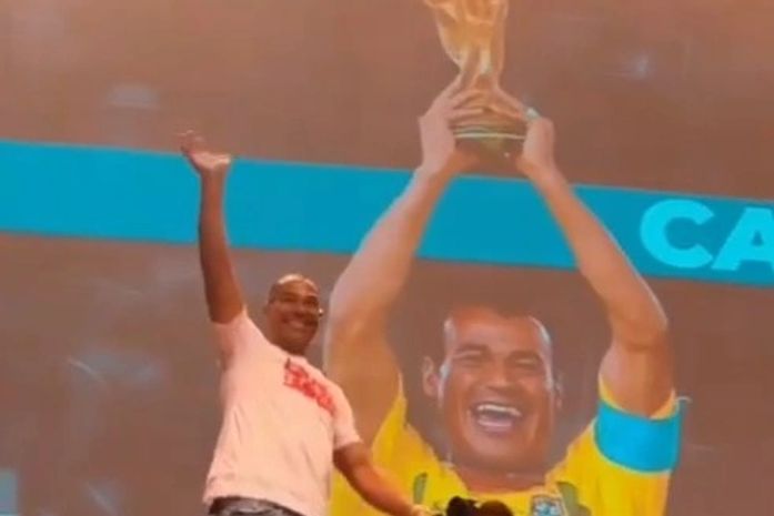 Último dia de Bienal contou com lançamento da biografia do pentacampeão de futebol, Cafu