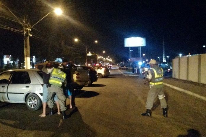 Três pessoas são presas e 12 veículos apreendidos