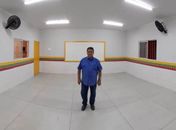 Prefeito Adriano em uma das escolas reformadas