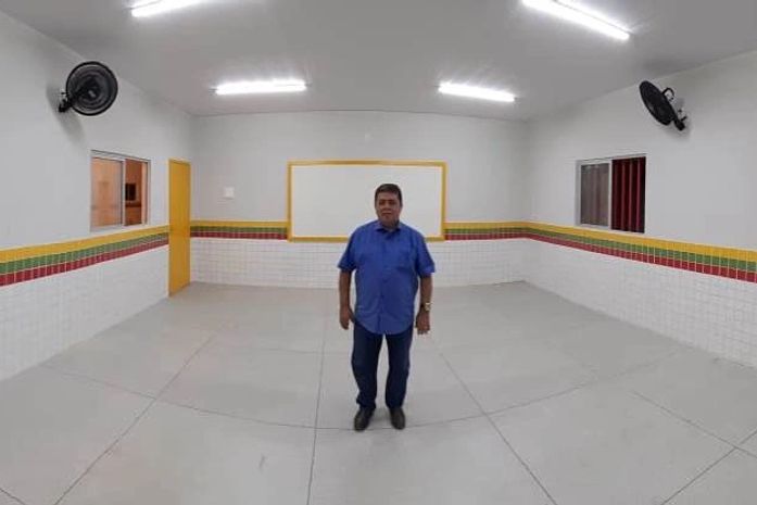 Prefeito Adriano em uma das escolas reformadas