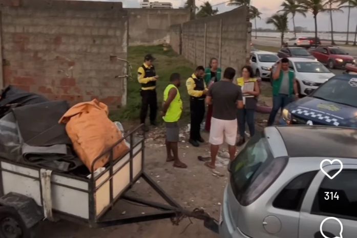 Ação flagra descarte irregular em ponto crônico de lixo no bairro do Prado
