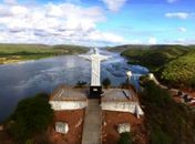 Cartão postal da cidade "Cristo Redentor" de braços abertos para receber visitantes