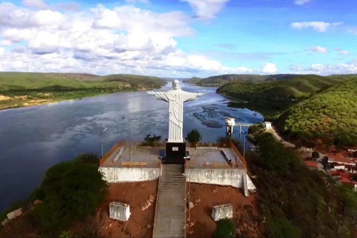 Cartão postal da cidade "Cristo Redentor" de braços abertos para receber visitantes