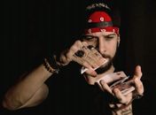 Mágico ganha o coração do público ensinando truques na quarentena