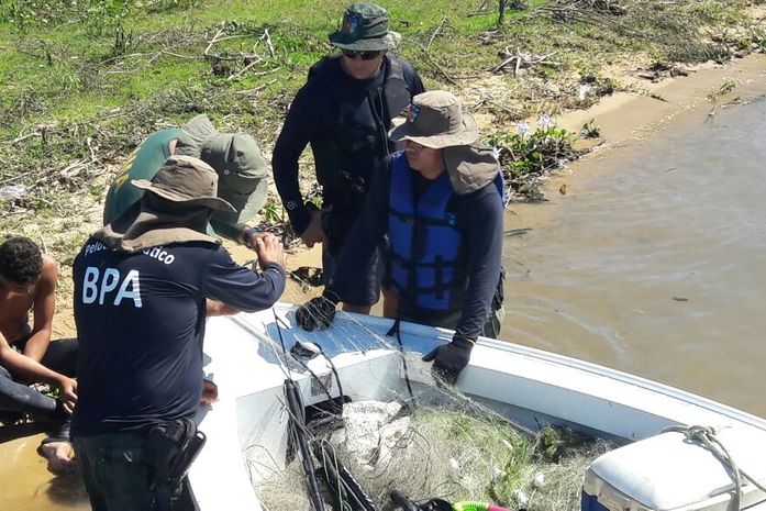 Fiscais inspecionaram embarcações
