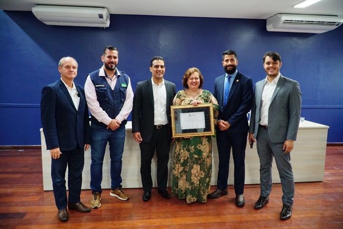 Câmara de Maceió entrega comenda Pontes de Miranda a promotora Marluce Falcão