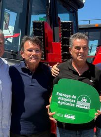 Prefeito de Branquinha reforça frota com nova retroescavadeira