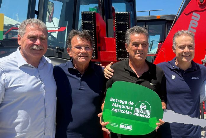 Prefeito de Branquinha reforça frota com nova retroescavadeira