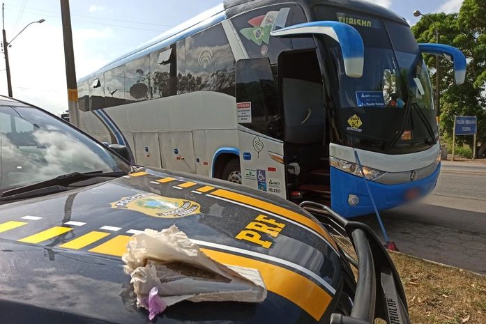 Flagrado transportando drogas, homem tenta jogar maconha no vaso sanitário do banheiro de ônibus