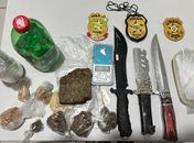 Mulher suspeita de tráfico é presa em flagrante com drogas e punhais no interior de Alagoas

