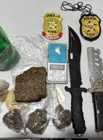 Mulher suspeita de tráfico é presa em flagrante com drogas e punhais no interior de Alagoas