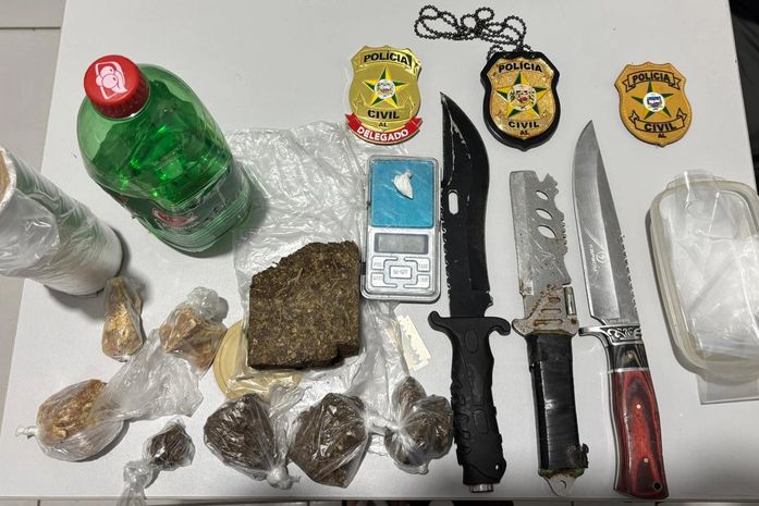 Mulher suspeita de tráfico é presa em flagrante com drogas e punhais no interior de Alagoas