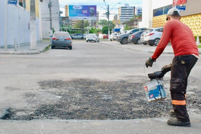Operação tapa-buraco contempla diversos bairros em Maceió; confira como solicitar o serviço