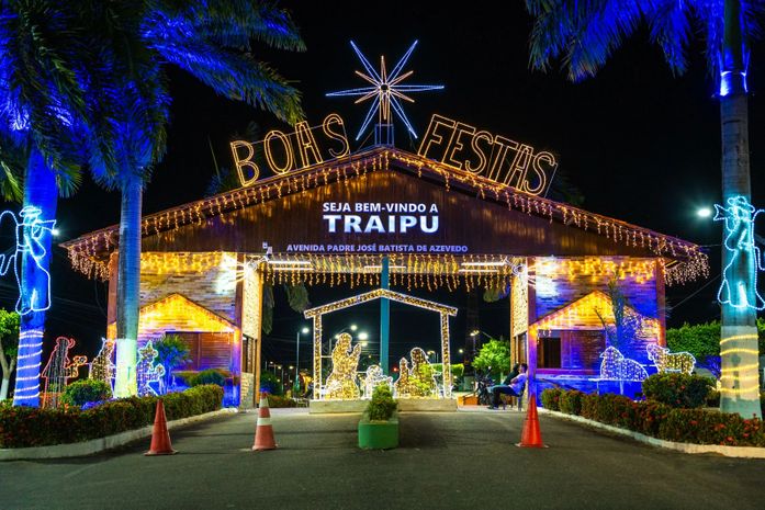 Traipu instala decoração e iluminação natalina em áreas urbanas da cidade