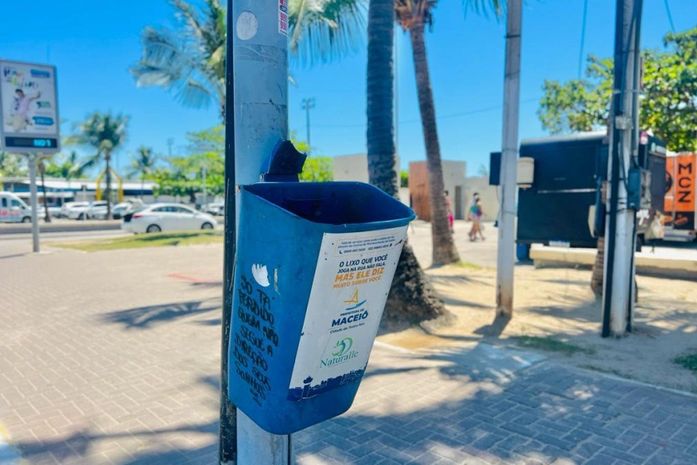 Papeleiras instaladas na orla são alvos de vandalismo e geram prejuízo de R$ 14 mil