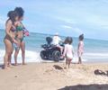Homem é flagrado circulando de quadriciclo entre banhistas na praia de Garça Torta