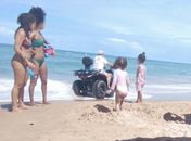 Homem é flagrado circulando de quadriciclo entre banhistas na praia de Garça Torta
