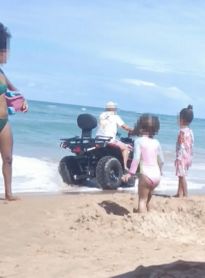 Homem é flagrado circulando de quadriciclo entre banhistas na praia de Garça Torta