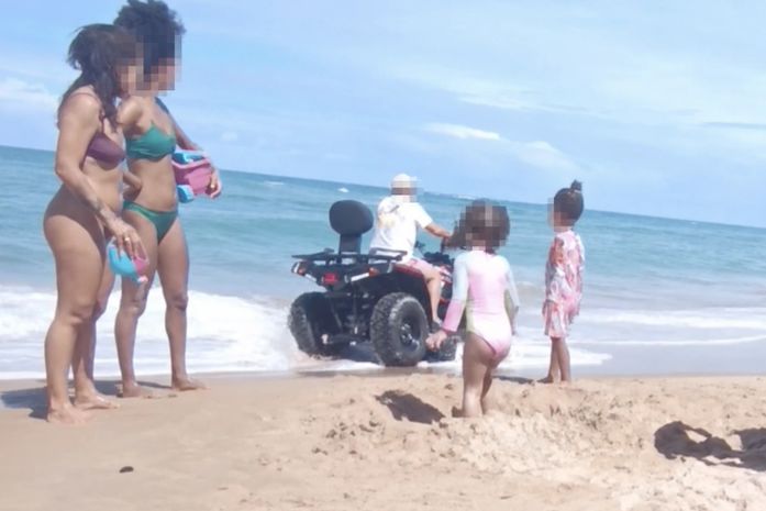 Homem é flagrado circulando de quadriciclo entre banhistas na praia de Garça Torta
