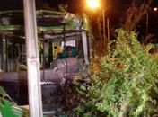 Ônibus ficou completamente destruído