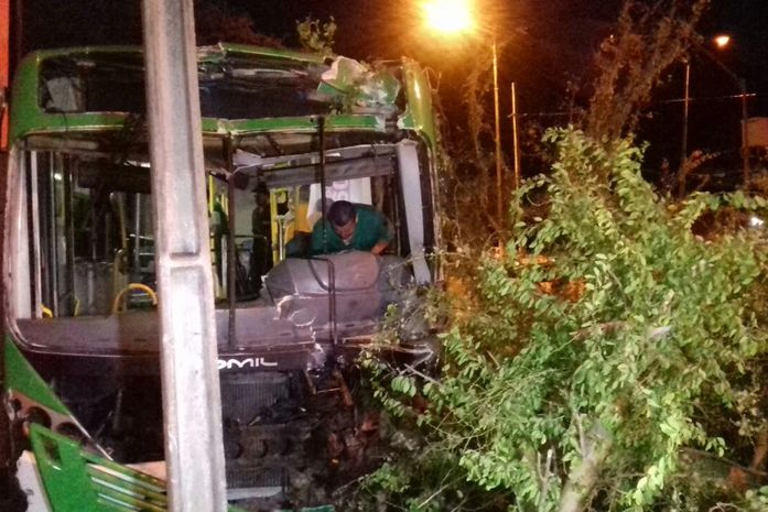 Ônibus ficou completamente destruído