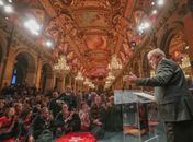 Lula durante discurso ao receber prêmio em Paris.