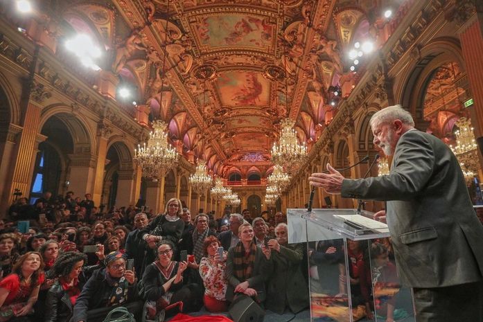 Lula durante discurso ao receber prêmio em Paris.