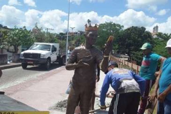 Prefeitura de Penedo muda local de instalação de estátua de Carlinhos Maia após reação de moradores
