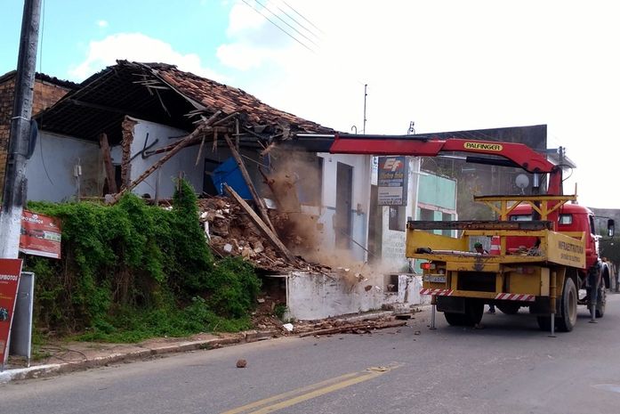 Casa com estrutura comprometida pelas chuvas é demolida em São Miguel dos Campos