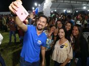 Em Lagoa da Canoa, Rodrigo Cunha recebe carinho de multidão e homenagens de profissionais da Enfermagem e agentes de saúde