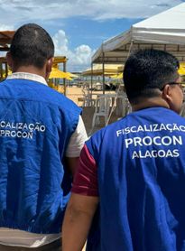 Falta de alvará, acessibilidade e cobrança abusiva levam à autuação de estabelecimentos na Praia do Gunga