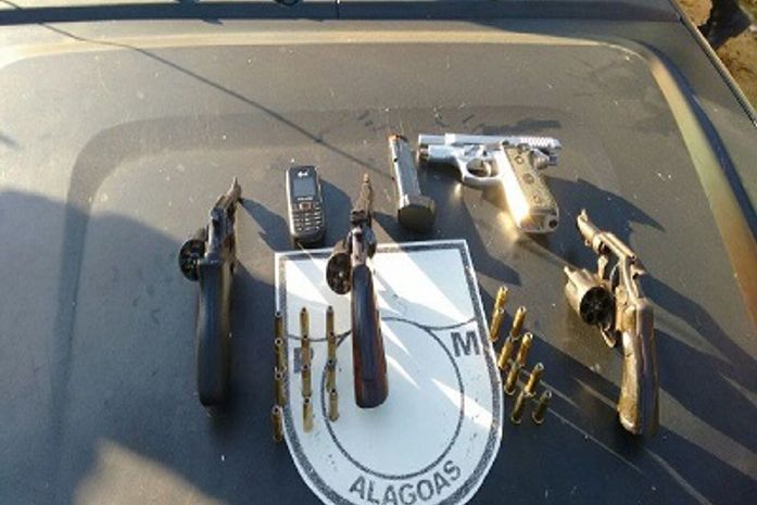 Quatro armas foram apreendidas durante a operação