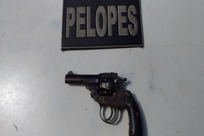 Suspeito de tentar assassinar irmão é preso com arma de fogo