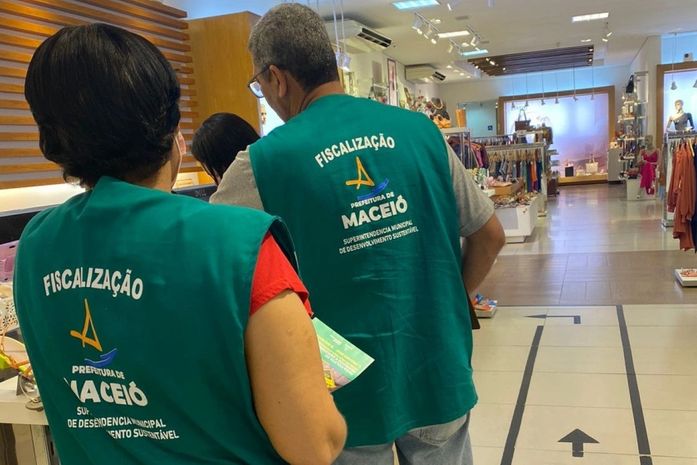Loja é multada por fazer o descarte incorreto de matéria prima no Centro de Maceió