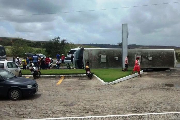 Ônibus tomba na rodovia BR-101