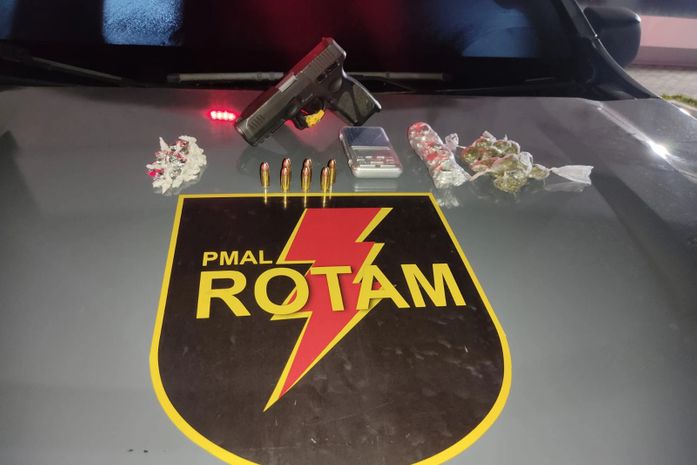 Armas e drogas são apreendidas durante ação no Clima Bom, em Maceió