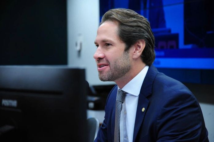 Projeto de Pedro Vilela que pune com perda de cargo ou mandato condenado por violência contra a mulher tem requerimento de urgência aprovado