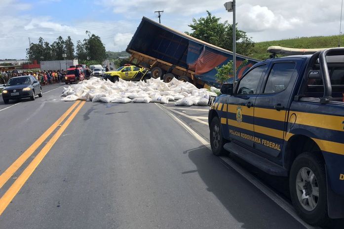 Carga se espalhou na pista após choque entre carreta e carro de passeio