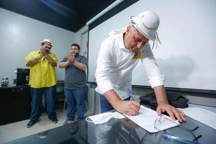Alfredo assina Pacto pela Cultura e defende contratação de artistas locais