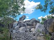Pedreiras extraíam recursos minerais sem licenciamento para exploração da área.