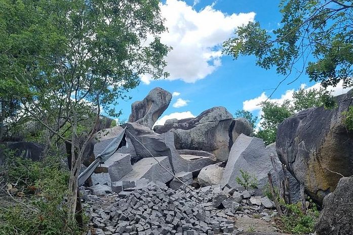 Pedreiras extraíam recursos minerais sem licenciamento para exploração da área.