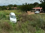 Homem é executado a tiros dentro de veículo de Conselho Tutelar, na AL-145; vítima possuía "extensa ficha criminal", diz PM