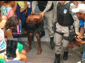 Populares renderam assaltante e acionaram a polícia.