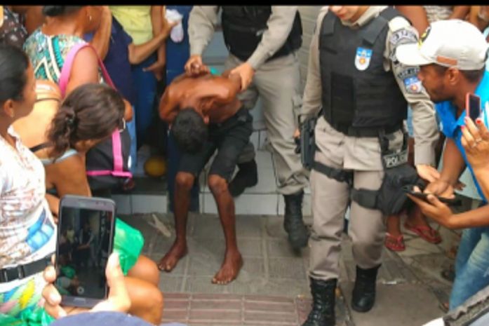 Populares renderam assaltante e acionaram a polícia.